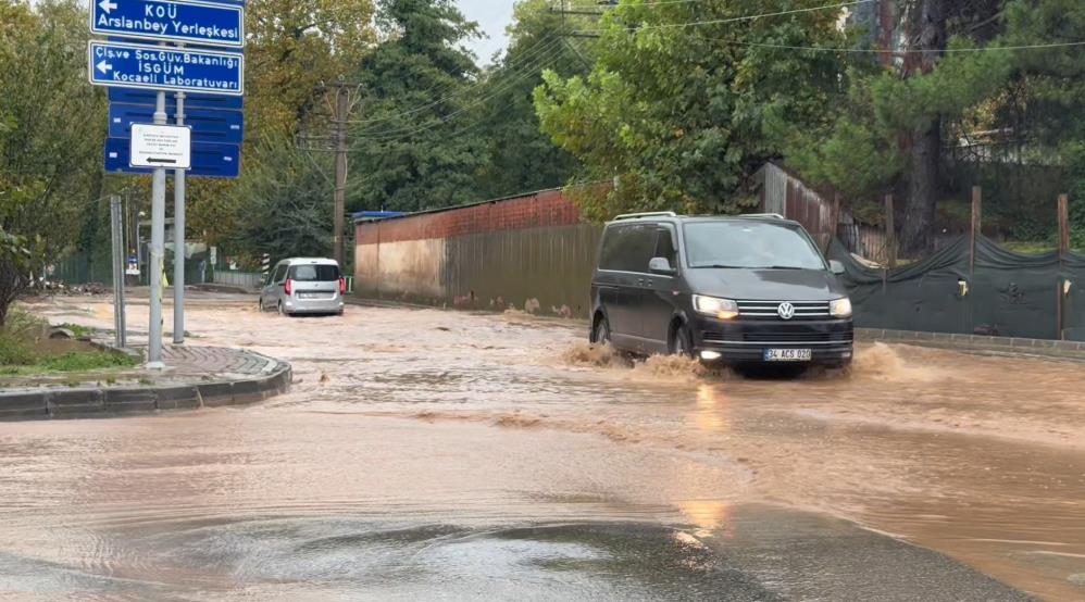 Sağanak yağış hayatı felç etti: Ev, depo ve seraları su bastı
