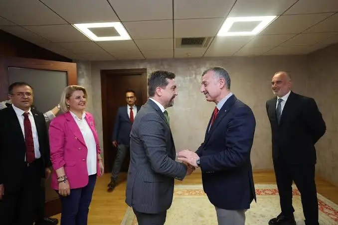 Tahir Büyükakın’ı Türkiye’nin en kötü belediye başkanı ilan etti