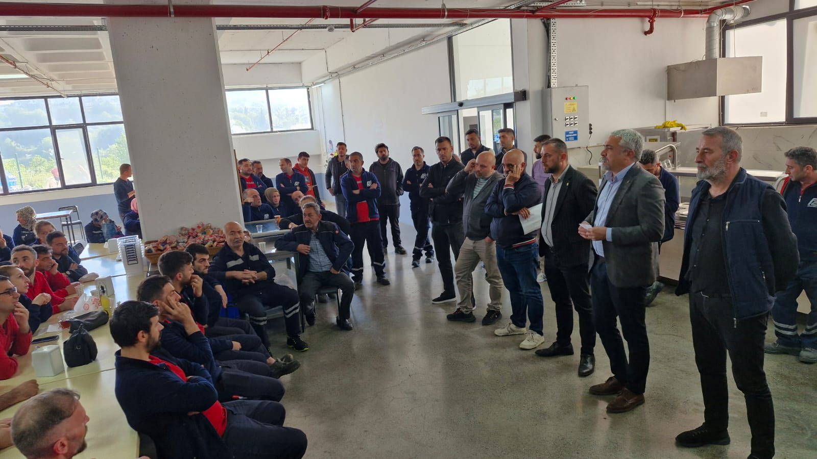 Plascam fabrikasında Petrol İş Sendikası üyeleri, yeni toplu iş sözleşmesi imza töreninde bir araya gelmişler. İşçiler arasında yapılan konuşmalarla, grev öncesinde önemli kararlar alındığı anlaşılıyor.