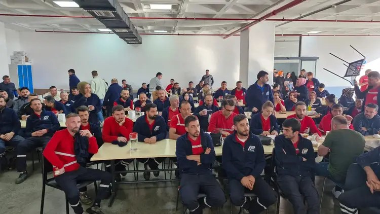 300 işçi mutlu! Greve 2 saat kala sözleşme imzalandı. En büyük kazanım: Plascam’da işçilere vergi kesintisi yok!