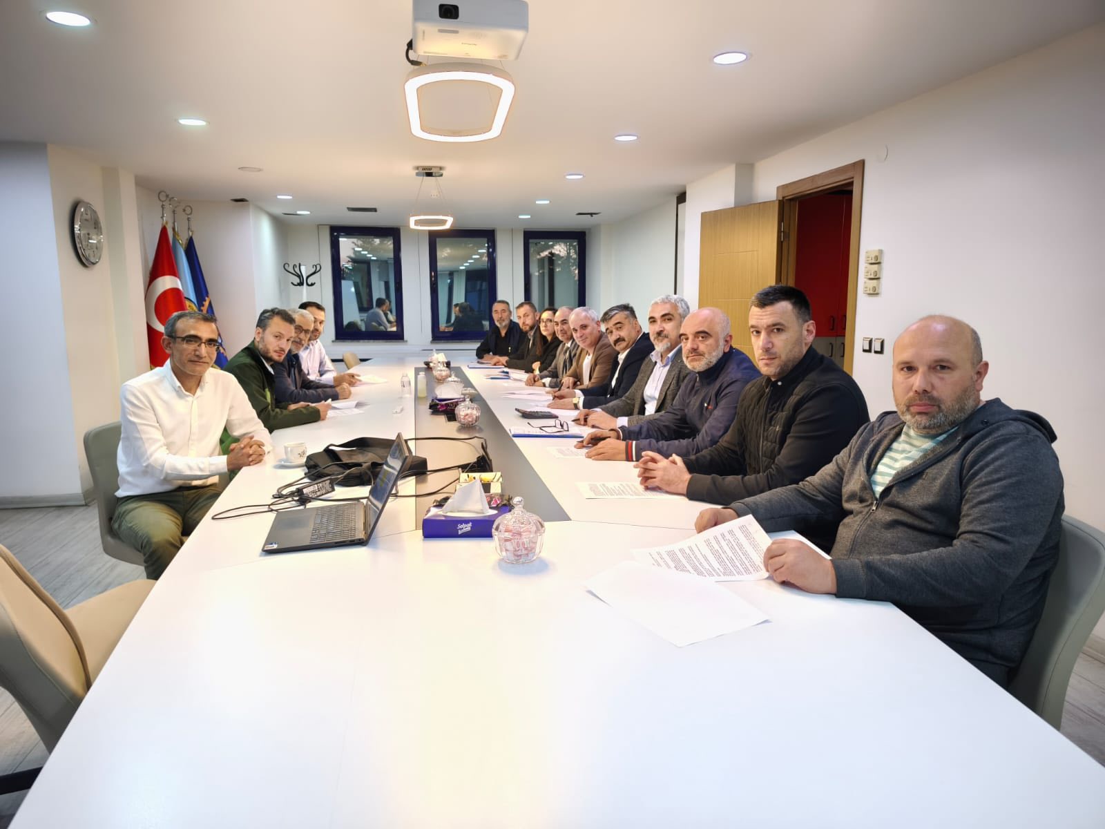 Plascam'da Petrol İş Sendikası yetkilileri ve işveren temsilcileri, yeni toplu iş sözleşmesi imzası için bir araya geldi.