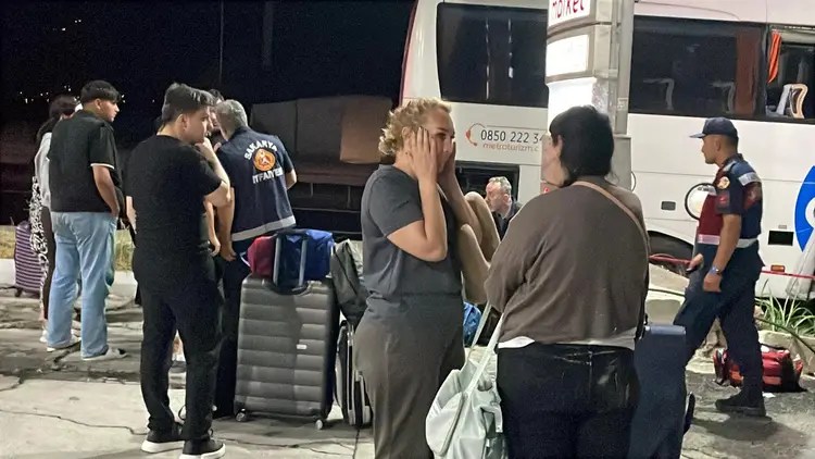 Kazanın ardından otobüs durağında endişeli yolcular ve acil durum ekipleri, yaralıları bekliyor.