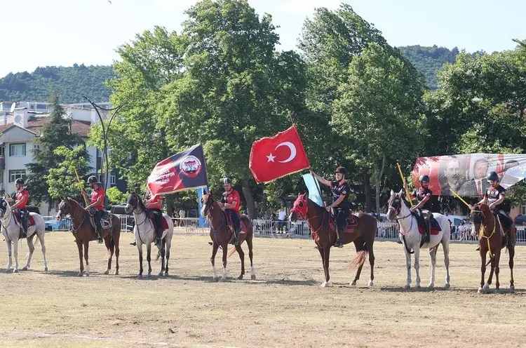 Derince’de ata sporu coşkusu! Cirit Şöleni muhteşemdi