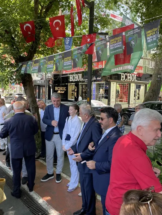 CHP İzmit’te renkli bayramlaşma: Gökhan Ercan Alpaslan Seymen’den harçlığı kaptı