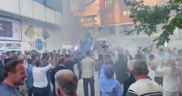 AK Parti Başiskele’de gençlerden meşale şov!