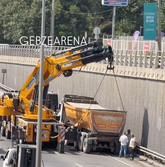 Gebze E-5’te eşine az rastlanır görüntüler! Lastiği patladı, anayola vinç geldi!
