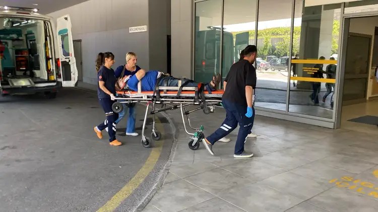 Kocaeli Kandıra’da Feci Kaza: Otomobil Ağaca Çarptı, Yaşlı Çift Yaralandı