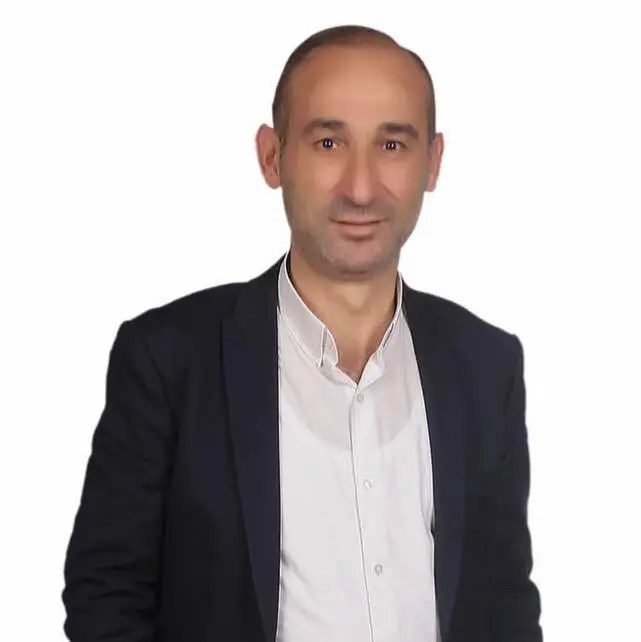 Ufuk Turan, İyi Parti üyesi, resmi bir pozisyonda giydiği ceket ve gömlek ile fotoğraflanmış.