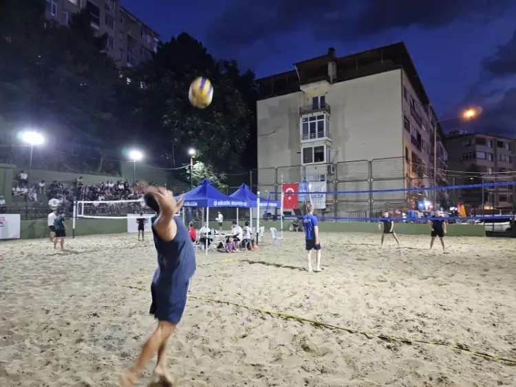 Gölcük’te Geleneksel Plaj Voleybolu Turnuvası Coşkuyla Başladı