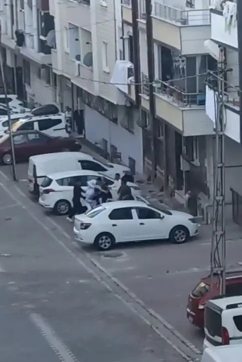 Esenyurt’ta küfür tartışması kavgaya dönüştü: Tekme tokat birbirlerine girdiler