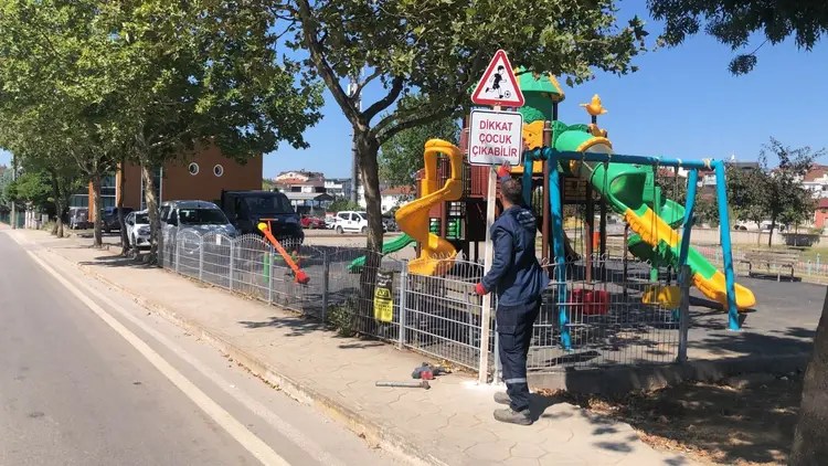 Başiskele’de parklara ‘Dikkat çocuk çıkabilir’ uyarısı