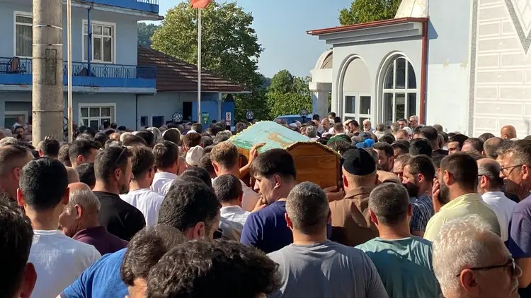 Geriye bu acı fotoğraf kare kaldı. Cinayete kurban giden Yasin Örçen’e son görev