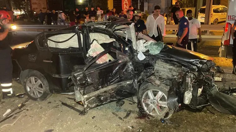 İzmit’te feci kaza! 2 ağır yaralı, araç hurdaya döndü