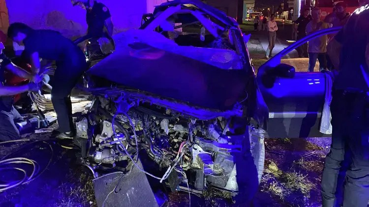 İzmit’te feci kaza! 2 ağır yaralı, araç hurdaya döndü