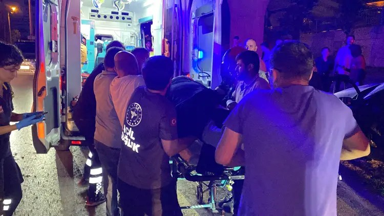 İzmit’te feci kaza! 2 ağır yaralı, araç hurdaya döndü