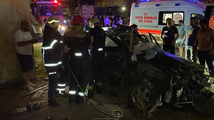 İzmit’te feci kaza! 2 ağır yaralı, araç hurdaya döndü