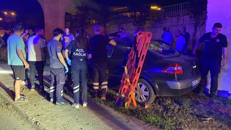 İzmit’te feci kaza! 2 ağır yaralı, araç hurdaya döndü