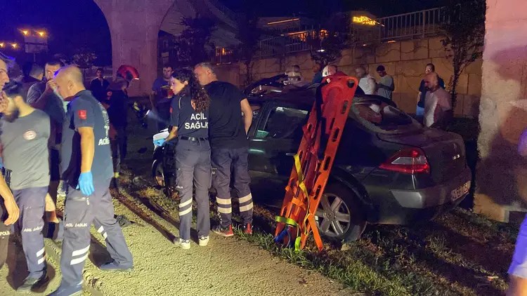 İzmit’te feci kaza! 2 ağır yaralı, araç hurdaya döndü
