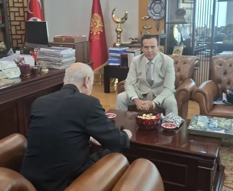 Kürşad Yılmaz’ın Devlet Bahçeli’ye yaptığı ziyarette, bir adım arkada bir Kocaelili!