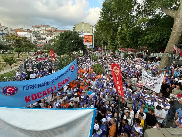 İzmit’te zam protestosu! Binlerce işçi sokağı inletti