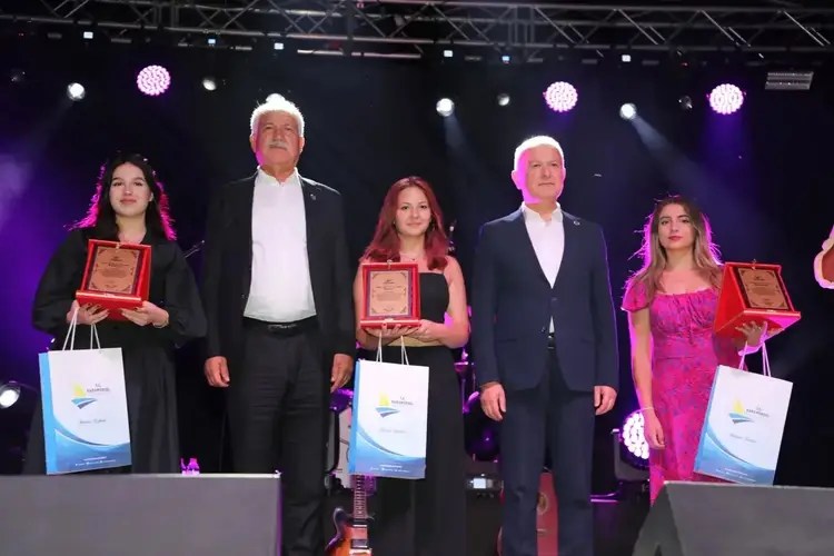 Dün gece Karamürsel’de plaket alan Büyükşehir Belediye Başkanı, bugün gözaltına alındı
