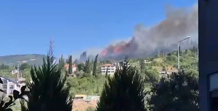 Karamürsel yanıyor! İtfaiye alarmda. Yangın anı kameralara kaydedildi
