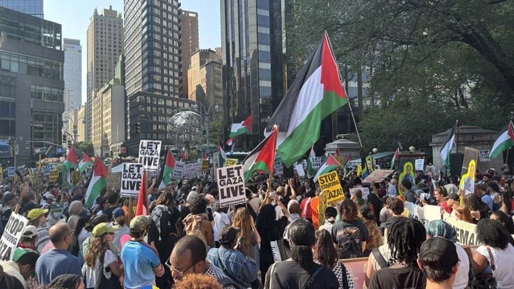 New York’ta İsrail protestosu: On binler sokağa döküldü