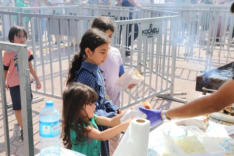 Karamürsel Ereğli Balık Festivali’nde Sekiz Bin Balık-Ekmek Dağıtıldı