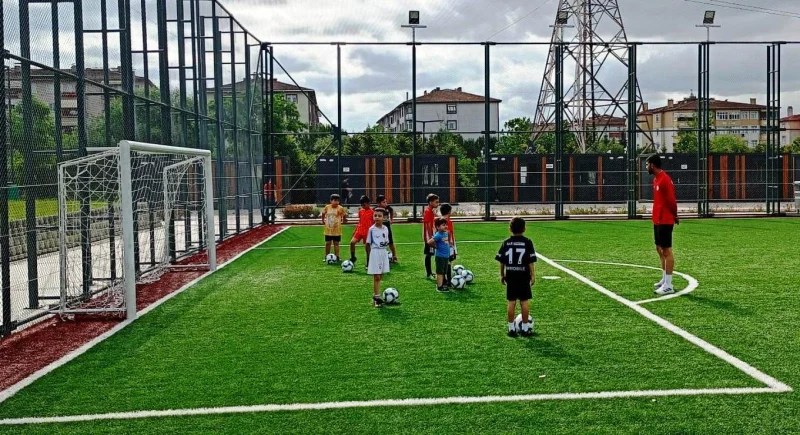 Körfez Belediyesi Futbol Okulu Yeni Yetenekleri Sahaya Kazandırıyor