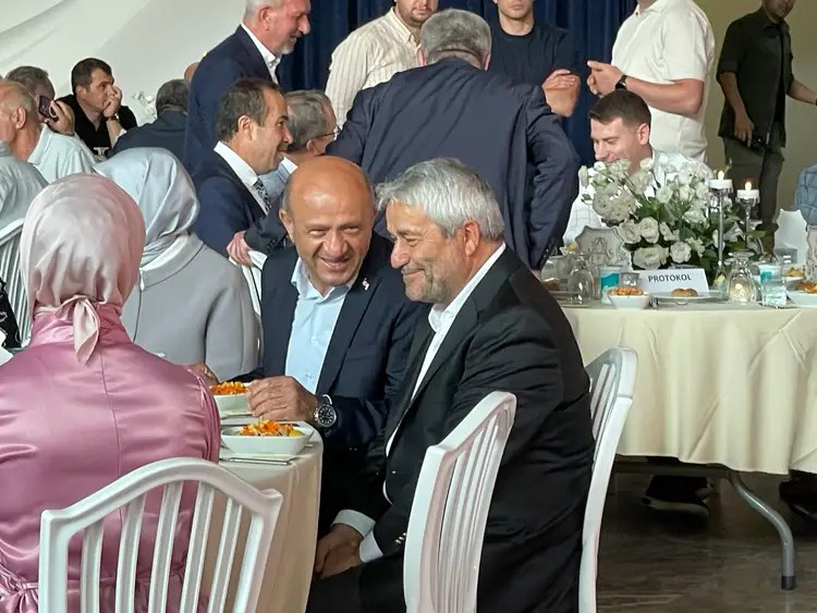Sohbetleri uzun ve koyuydu