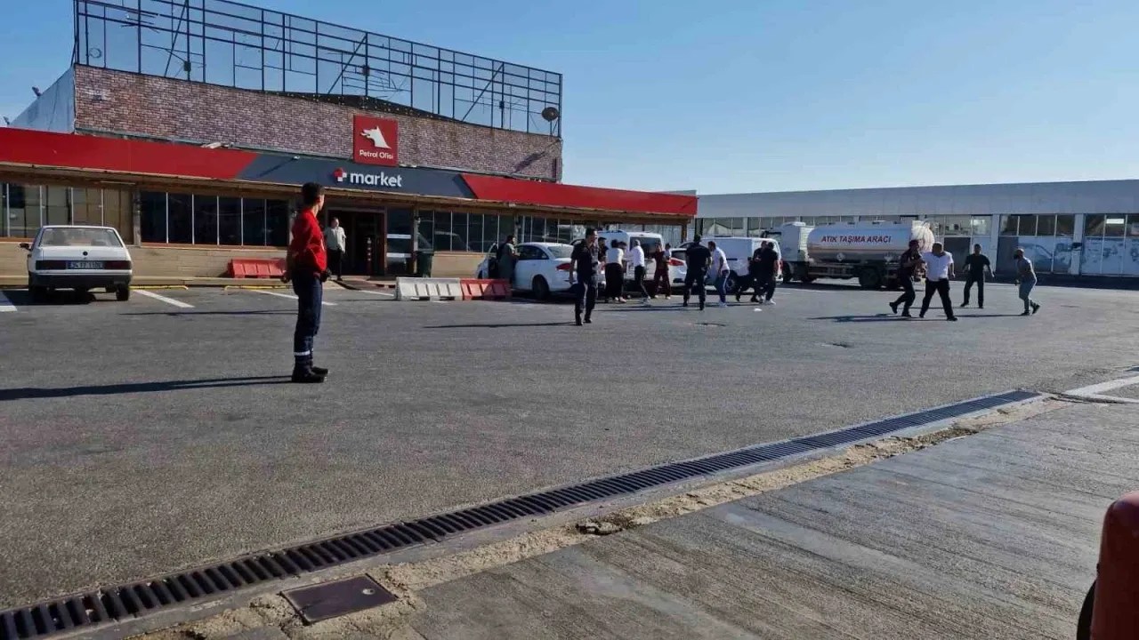Omuz atma tartışması kavgaya dönüştü: İki aile birbirine girdi