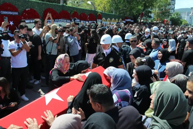 İzmir’de Şehit Olan Polisin Cenaze Namazını Babası Kıldırdı