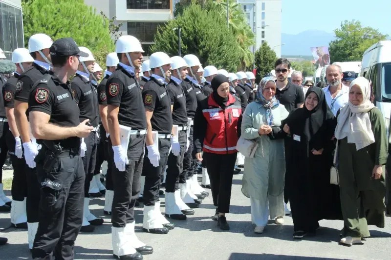 İzmir’de Şehit Olan Polisin Cenaze Namazını Babası Kıldırdı