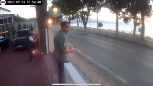 Kafede oturan gruba silahlı saldırı! Kameralar açıktı