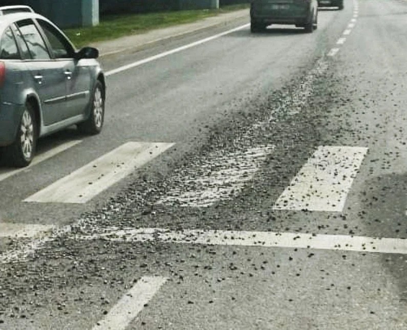İzmit Sanayi Köprülü Kavşağı’nda Beton Tehlikesi!