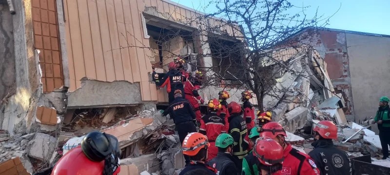 Gebze’de bina çöktü: 5 kişi enkaz altında!