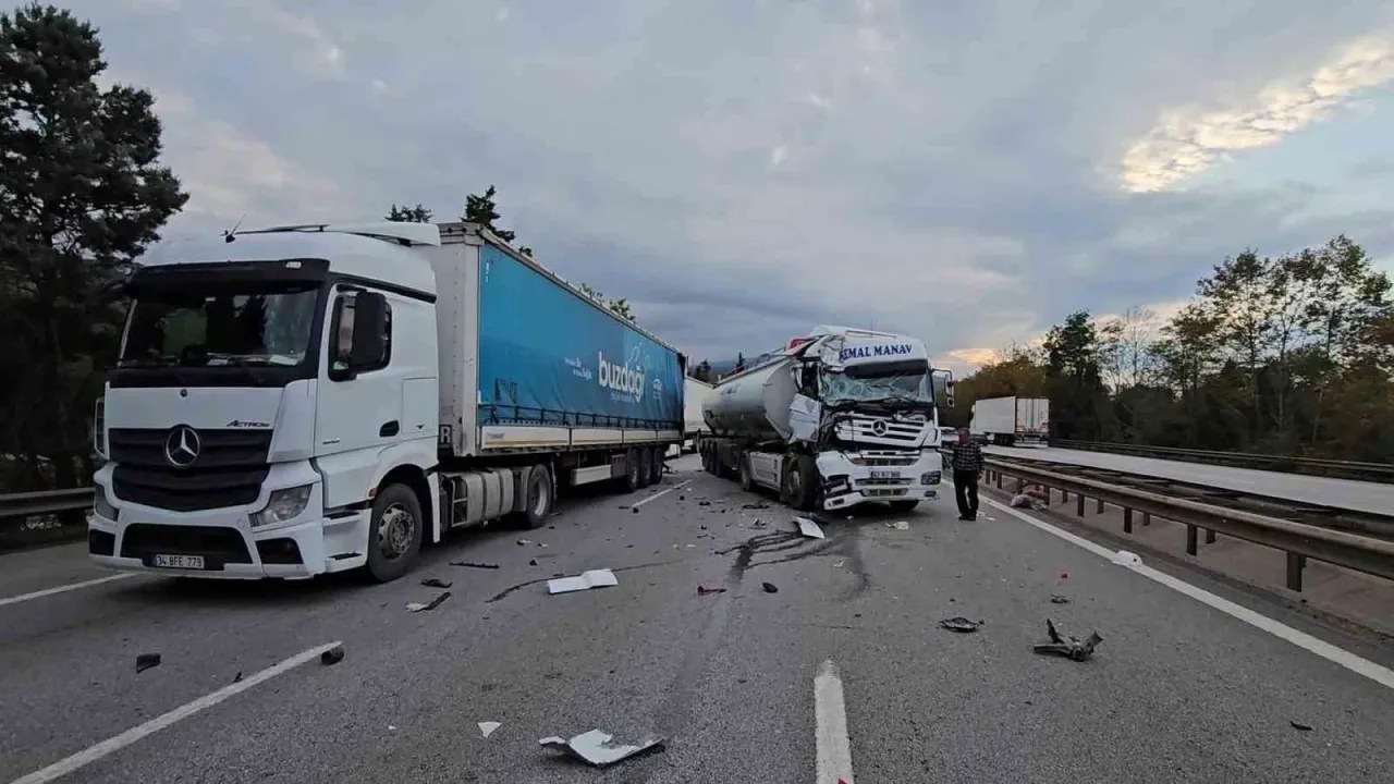 Otoyolda mucize kaza! Hurdaya dönen tırdan sağ çıktı