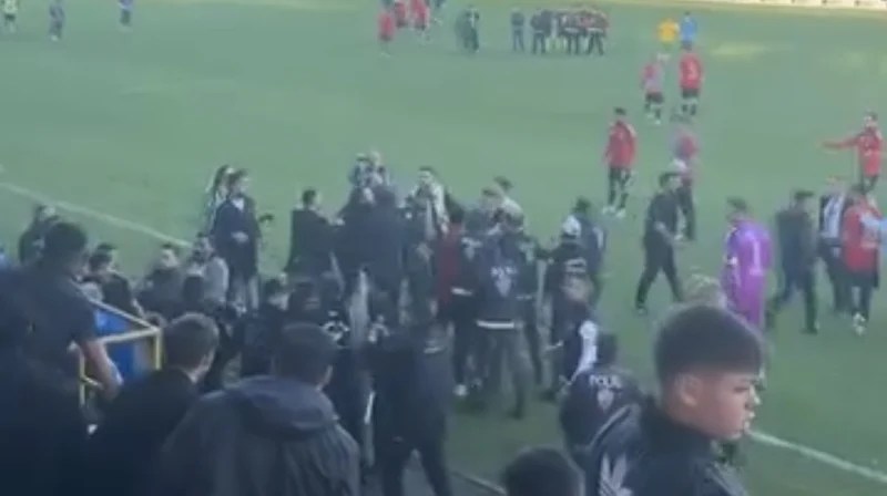 Gölcükspor Maçında Kavga Çıktı!