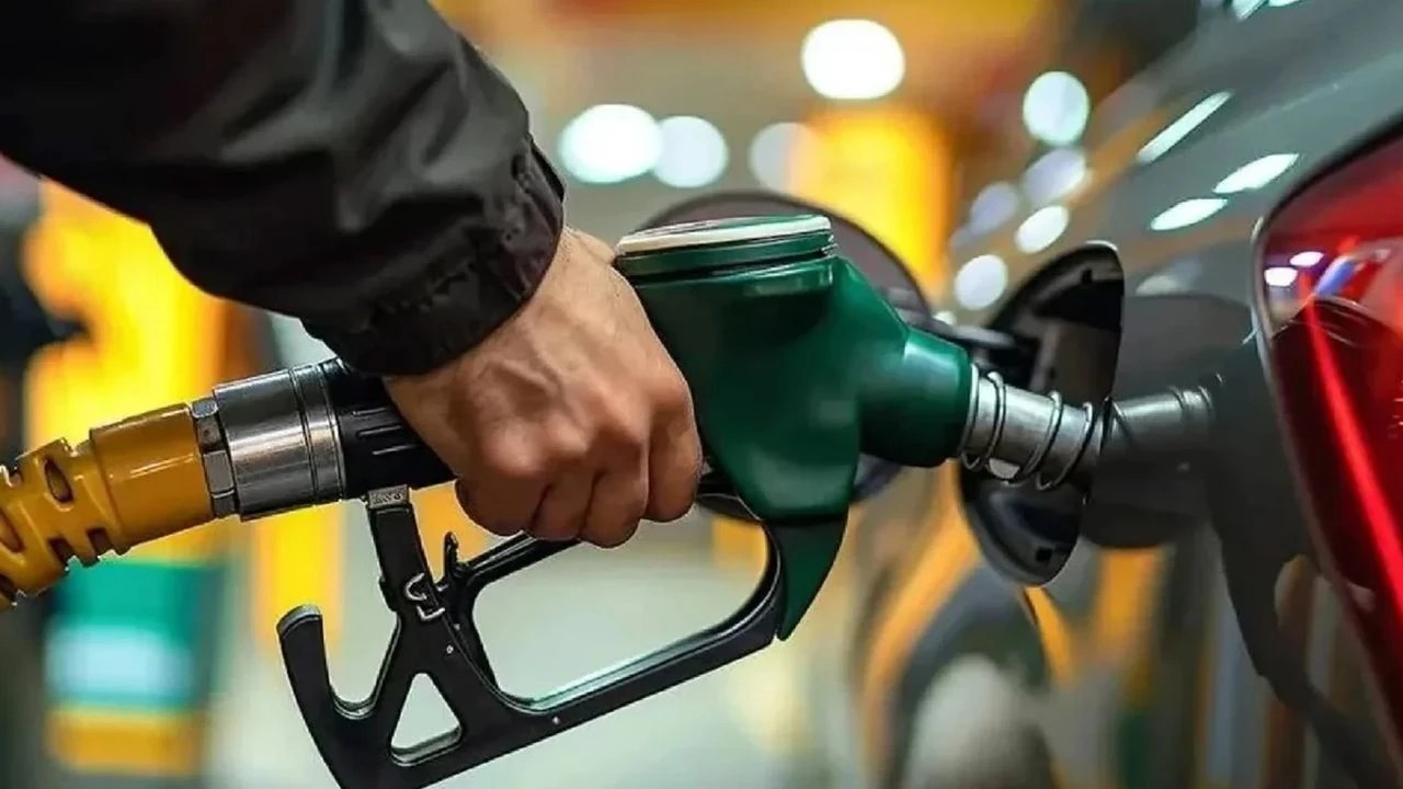 Benzine Zam Geldi: Litre Fiyatı 1 Lira 15 Kuruş Arttı