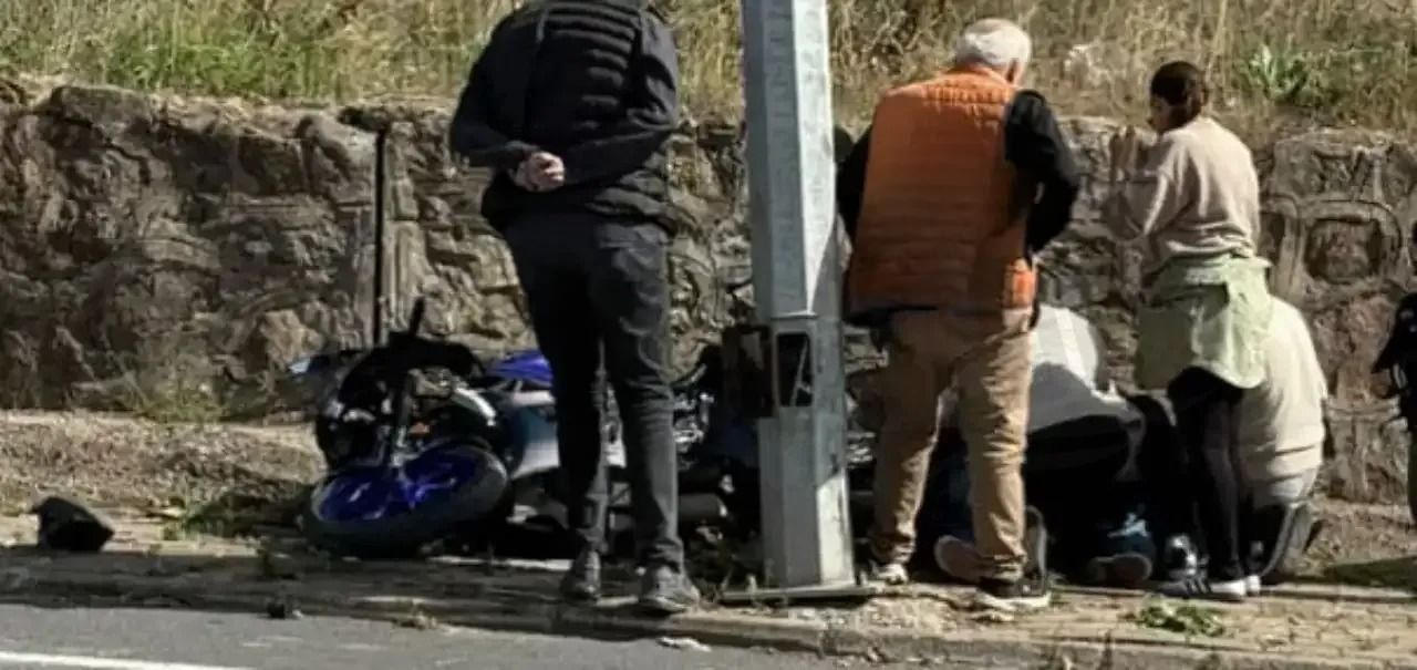 Derince’de motosiklet sürücüsü elektrik direğine çarptı