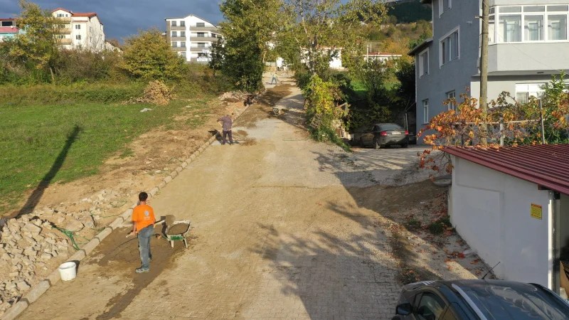 Bahçecik Kılıçarslan Mahallesi'nde devam eden yol yenileme çalışmaları, inşaat ekiplerinin çalışma yaptığı bir sokak manzarası.