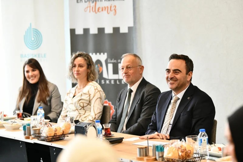 Başiskele Belediye Başkanı M. Yasin Özlü ve kadın eğitmenler, bir toplantıda kadınların toplumdaki rolü ve önemini tartışıyor.