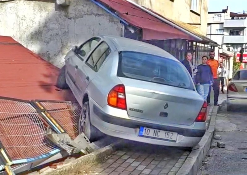 Gebze’de otomobil evin çatısına düştü!