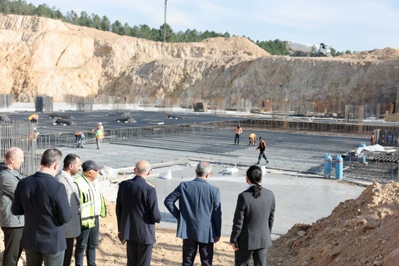 Çayırova Devlet Hastanesi inşaatında, inşaat alanındaki çalışanlar ve Belediye Başkanı Bünyamin Çiftçi'nin gözlem yaptığı bir görüntü.