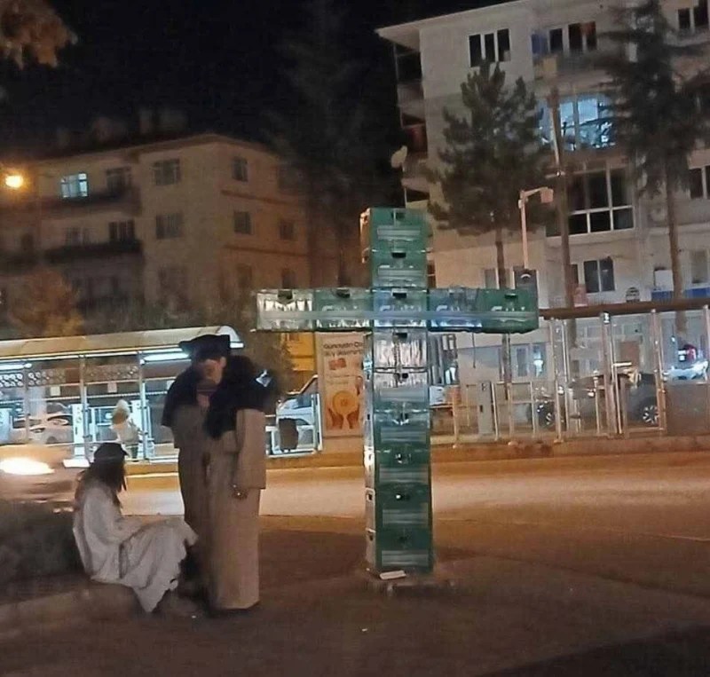 Eskişehir’de Bira Kasalarını Haç Şeklinde Dizdiler!