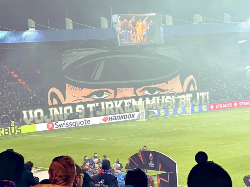 Viktoria Plzen Taraftarlarından Irkçı Pankart!