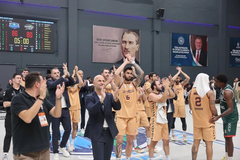 Çayırova Belediyesi basketbol takımı, maç sonrası kutlama yaparken. Arka planda, Gazi Mustafa Kemal Atatürk'ün portresi dikkati çekiyor. Skor 86-80.