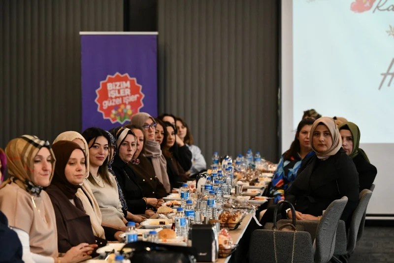 Başiskele Belediye Başkanı M. Yasin Özlü ile Başiskele Halk Eğitim Merkezi'nin kadın eğitmenlerinin bir arada olduğu toplantıda katılımcılar yemek masasında oturuyor.