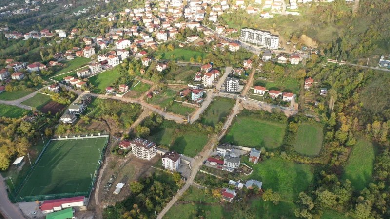 Hava görüntüsüyle Bahçecik Kılıçarslan Mahallesi, çevresindeki yeşil alanlar ve yapıların görünümü.
