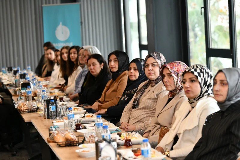Başiskele Halk Eğitim Merkezi'nin kadın eğitmenleri, Başkan M. Yasin Özlü ile birlikte toplantıda yer alıyor.
